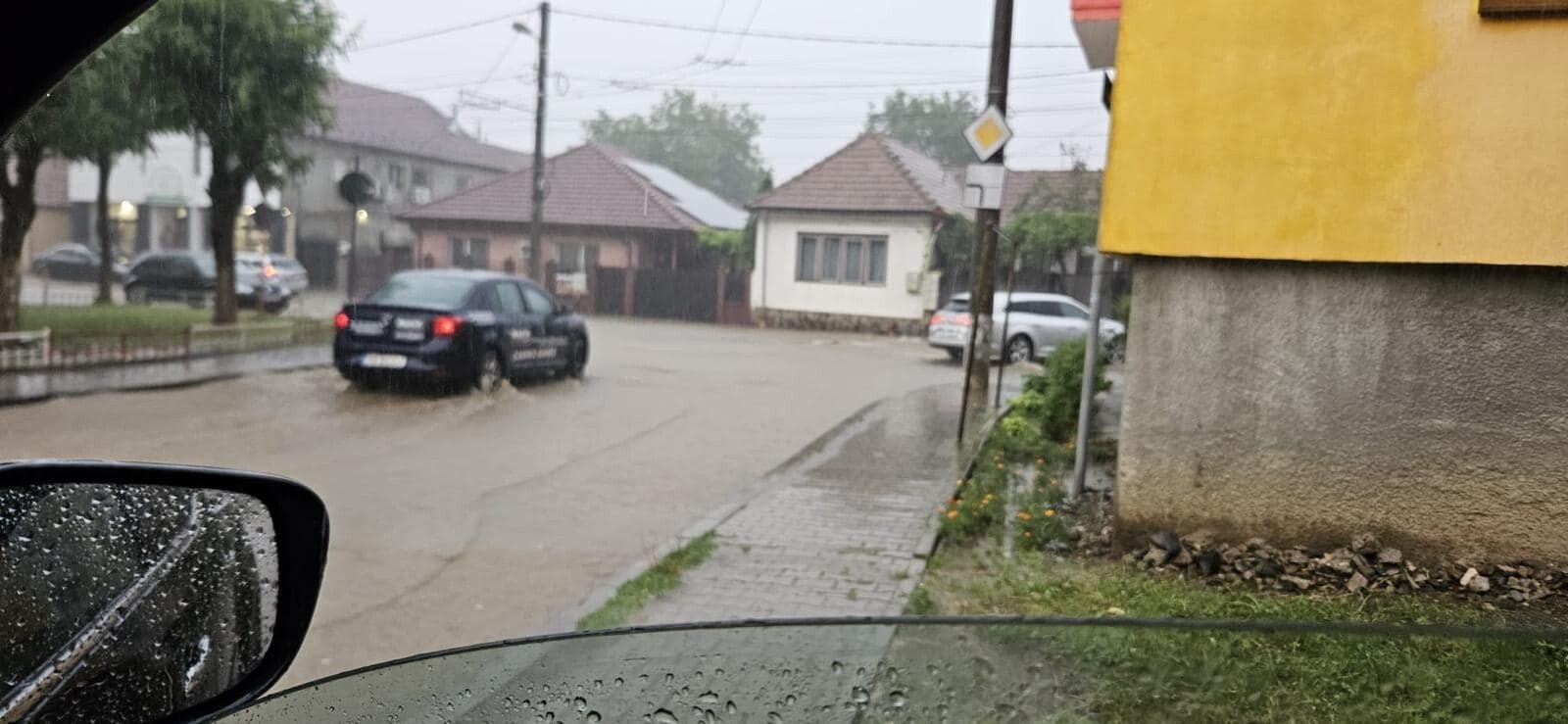 MEDIAȘ: Ploaia de joi a intrat în analele istoriei. 75,5 litri pe metru pătrat într-o oră!