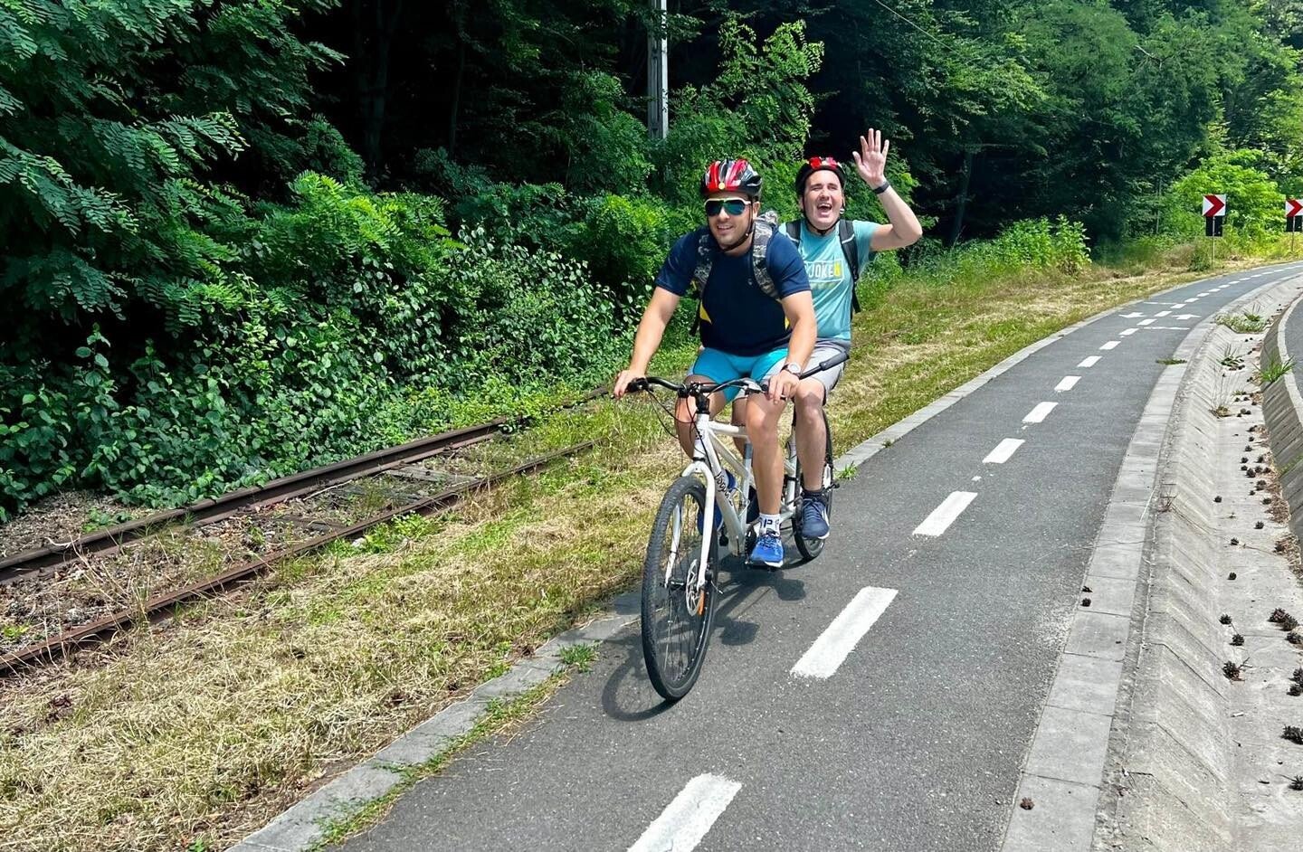 Au demonostrat că se poate: nevăzători pe biciclete prin Sibiu
