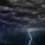 Cer întunecat cu nori de furtună în timpul codului portocaliu din Sibiu