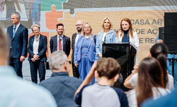 Inaugurarea Casei Artelor, monument istoric devenit hub cultural al secolului 21 2 Festivalul Cântecele Munților, Piața Mare a Sibiului 3 Diversitatea culturală sărbătorită la Târnava 4 Spectacol al Filarmonicii Sibiu susținut în Pădurea Steinburg, Agnita 5 Membrii Comitetului European al Regiunilor în vizită la Muzeul Astra 6 Dar de suflet pentru Junii Sibiului - celebra peană din Gura Râului 7 Întâlnire cu tinerii cititori din Avrig, la Astra Adolescent 8 Elevi ai Școlii Populare de Arte, promotori ai cântecului și jocului tradițional