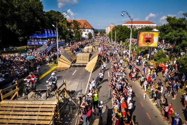Știri din Sibiu, actualitate locală și ultimele noutăți din județ EDITORIAL – Propunere pentru Primăria Sibiu: hai să închidem de tot Bulevardul Coposu! Încurcă evenimentele