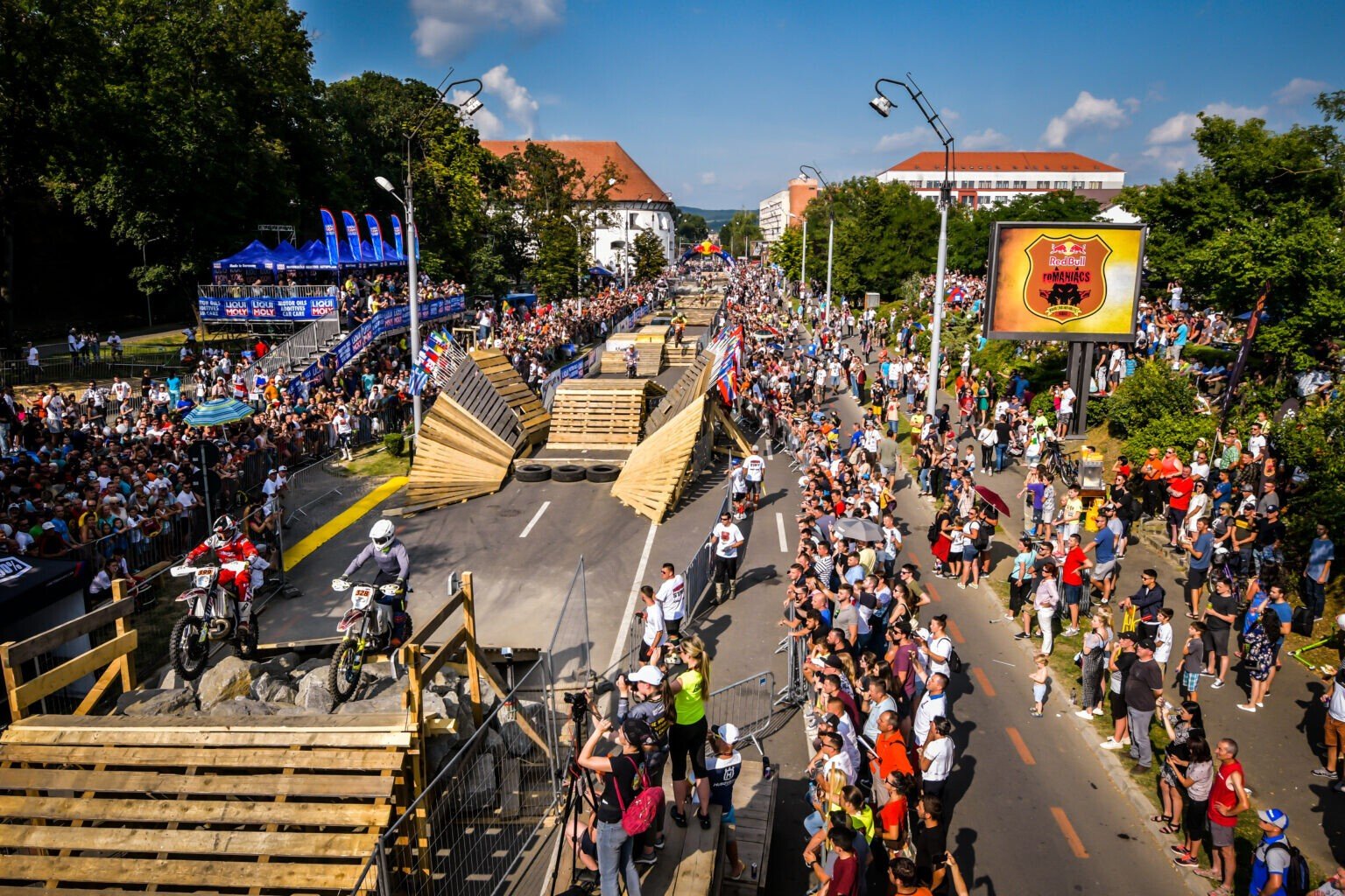 Red Bull Romaniacs 2019 pe Bulevardul Coposu, cu motociclete extreme enduro pe traseu.