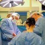 Platformă CNAS Sibiu: medic efectuează o operație într-un spital modern, ilustrând tratamentele disponibile