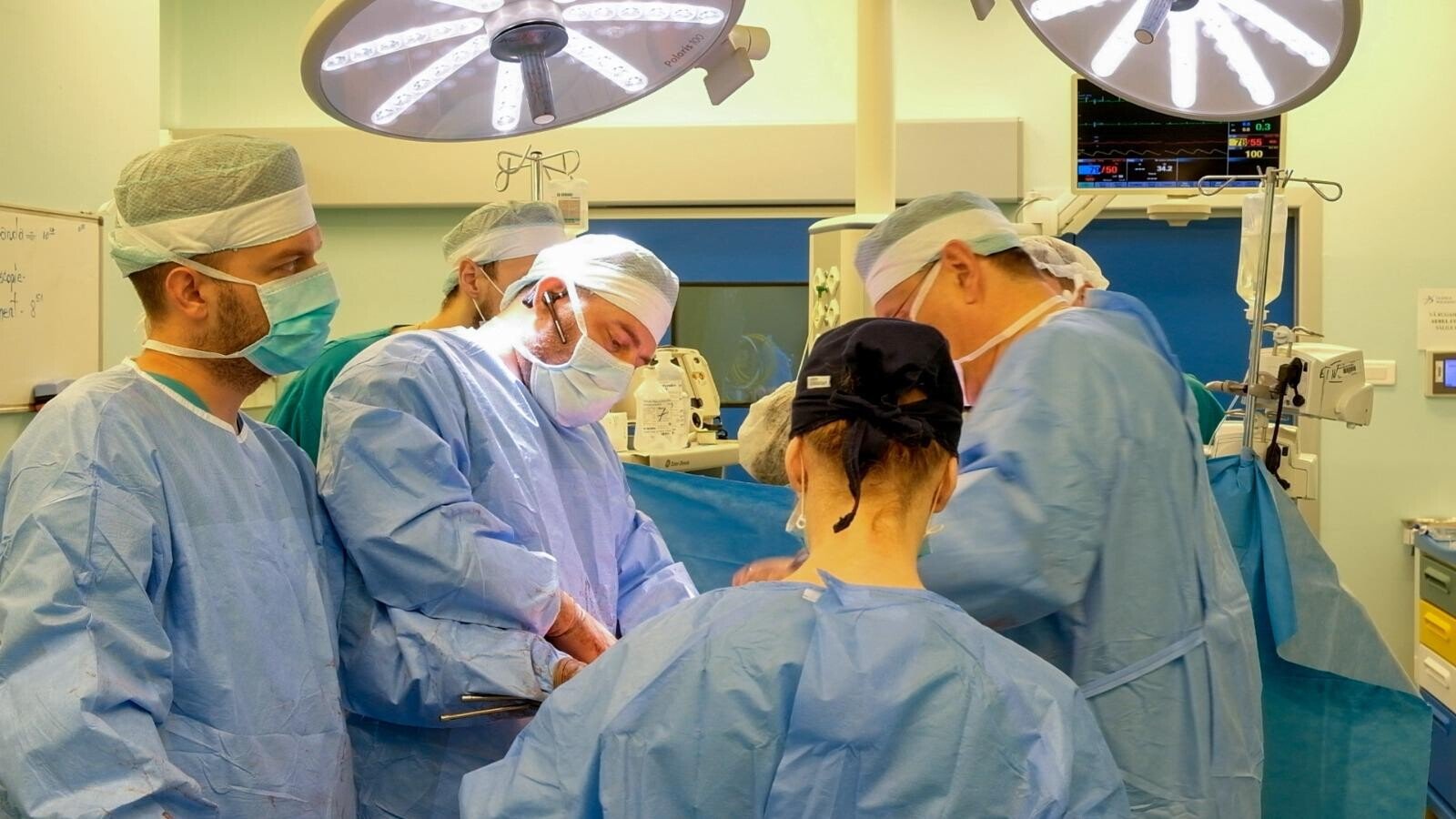 Platformă CNAS Sibiu: medic efectuează o operație într-un spital modern, ilustrând tratamentele disponibile