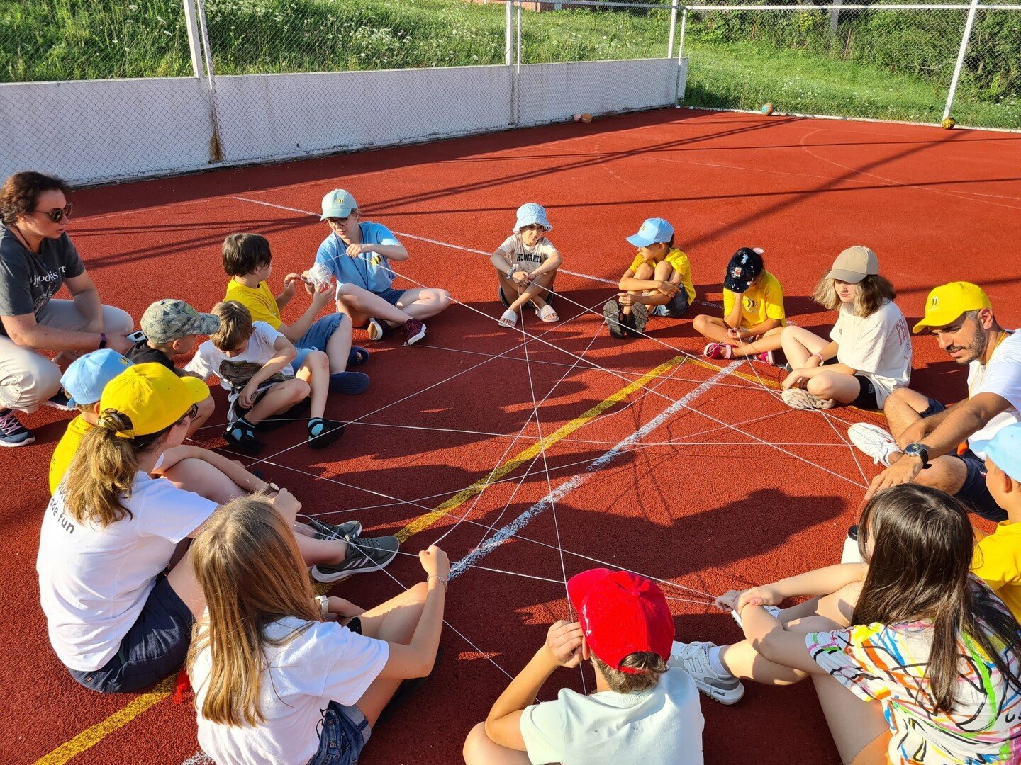 Asociația DooBeeGood organizează tabere educaționale gratuite, dedicate copiilor ucraineni și celor din comunitatea romă Sibiu