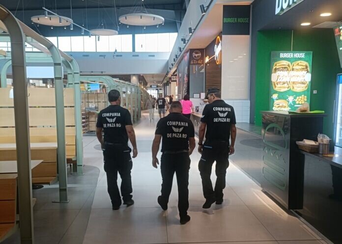 Intrarea principală a Promenada Mall Sibiu, locul unui scandal recent între două foste colege.