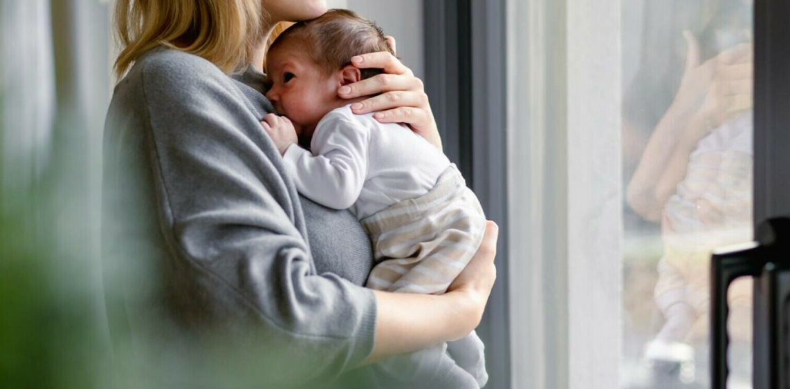 Tichete sociale de 2000 lei pentru mamele vulnerabile a căror copii au vârsta de până la 3 luni