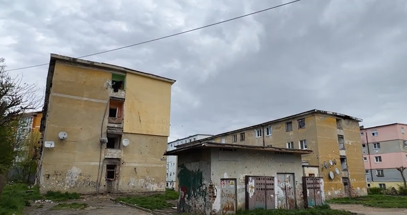 Video: 8 familii cu copii din Mediaș,  evacuate din locuințele ocupate abuziv. Soluții oferite de Primărie