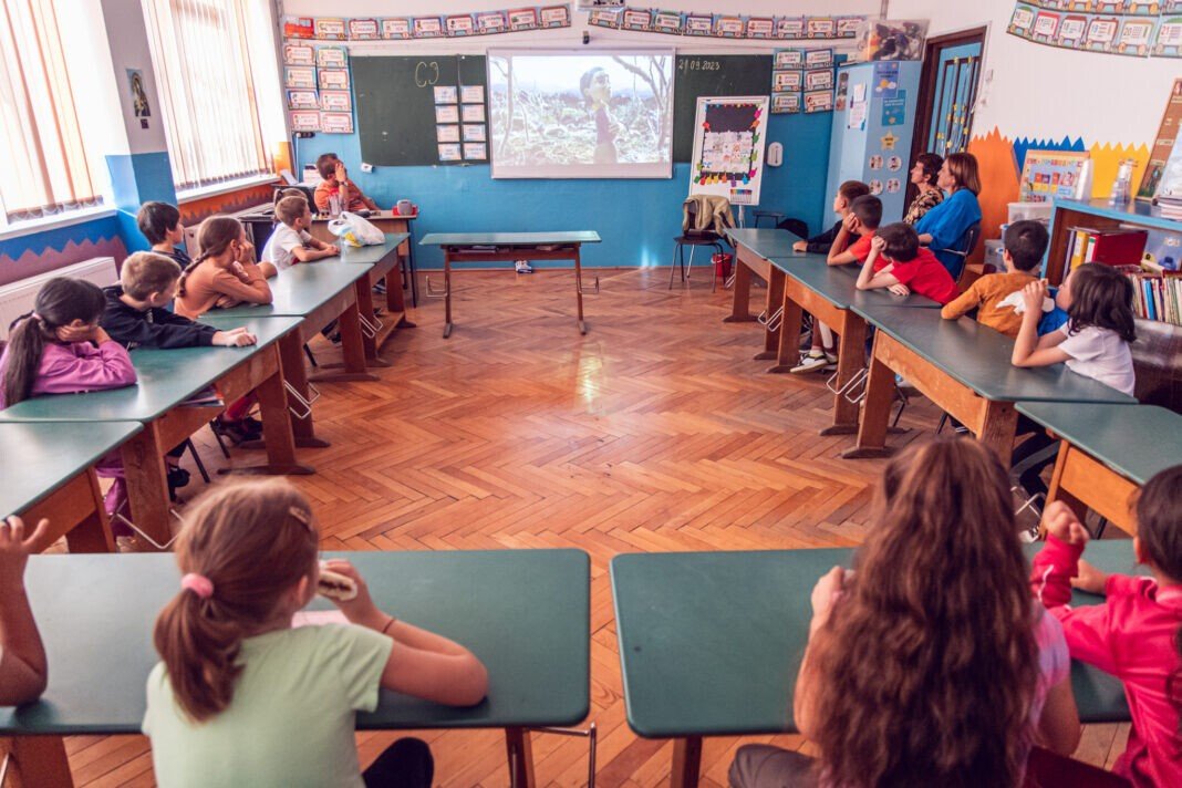 Atelier la Scoala Gimnaziala Ioan Slavici 2023 credit Gina Stef