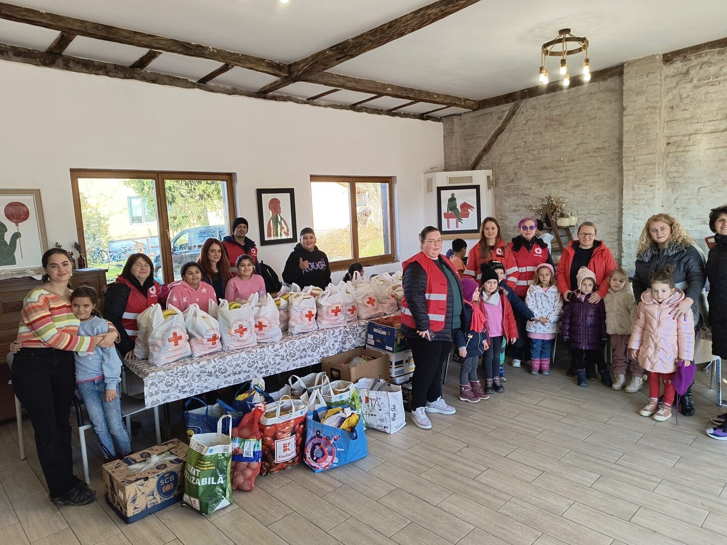 Peste 700 de kg de fructe și legume donate copiilor vulnerabili de Cruce Roșie Sibiu