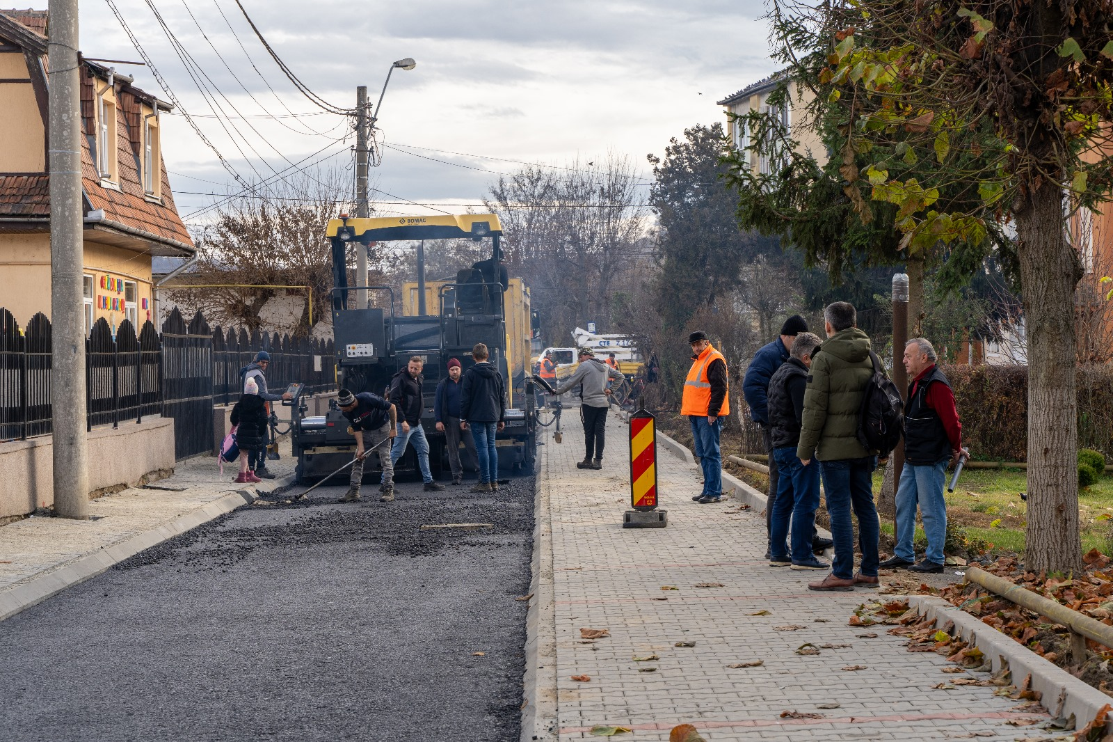 Lucrări de asfaltare pe strada Merilor din municipiul Mediaș