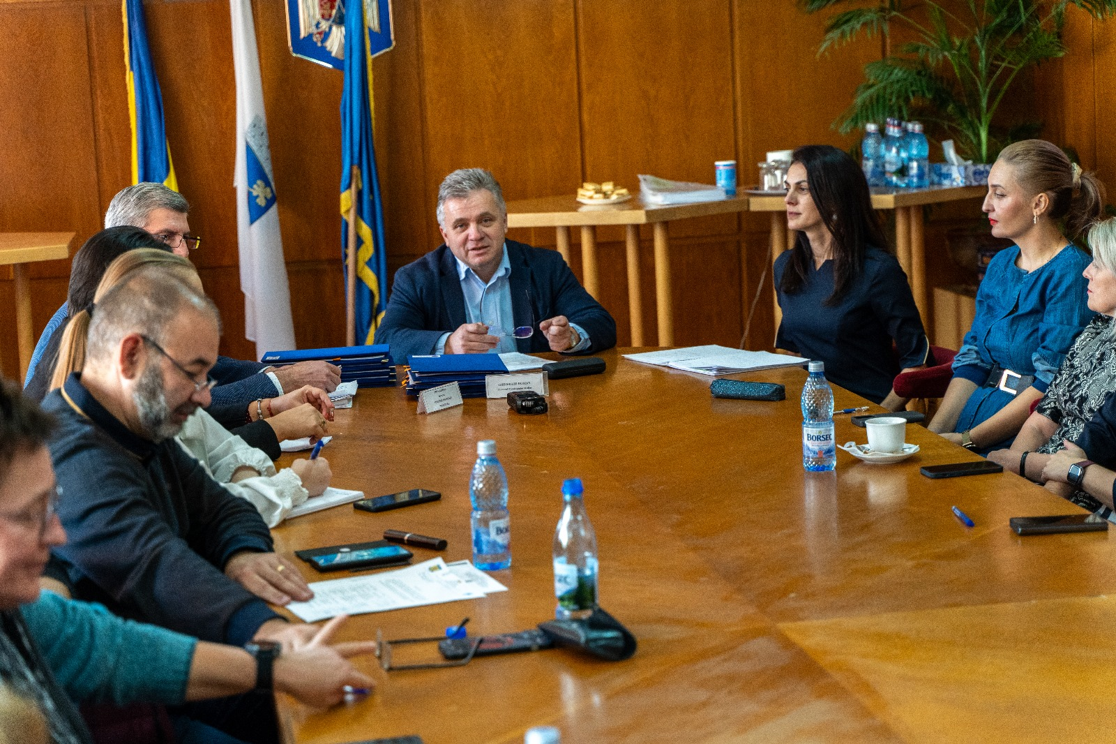 MEDIAȘ: Începe dotarea școlilor cu mobilier și material didactic în valoarea de peste 800.000 de euro