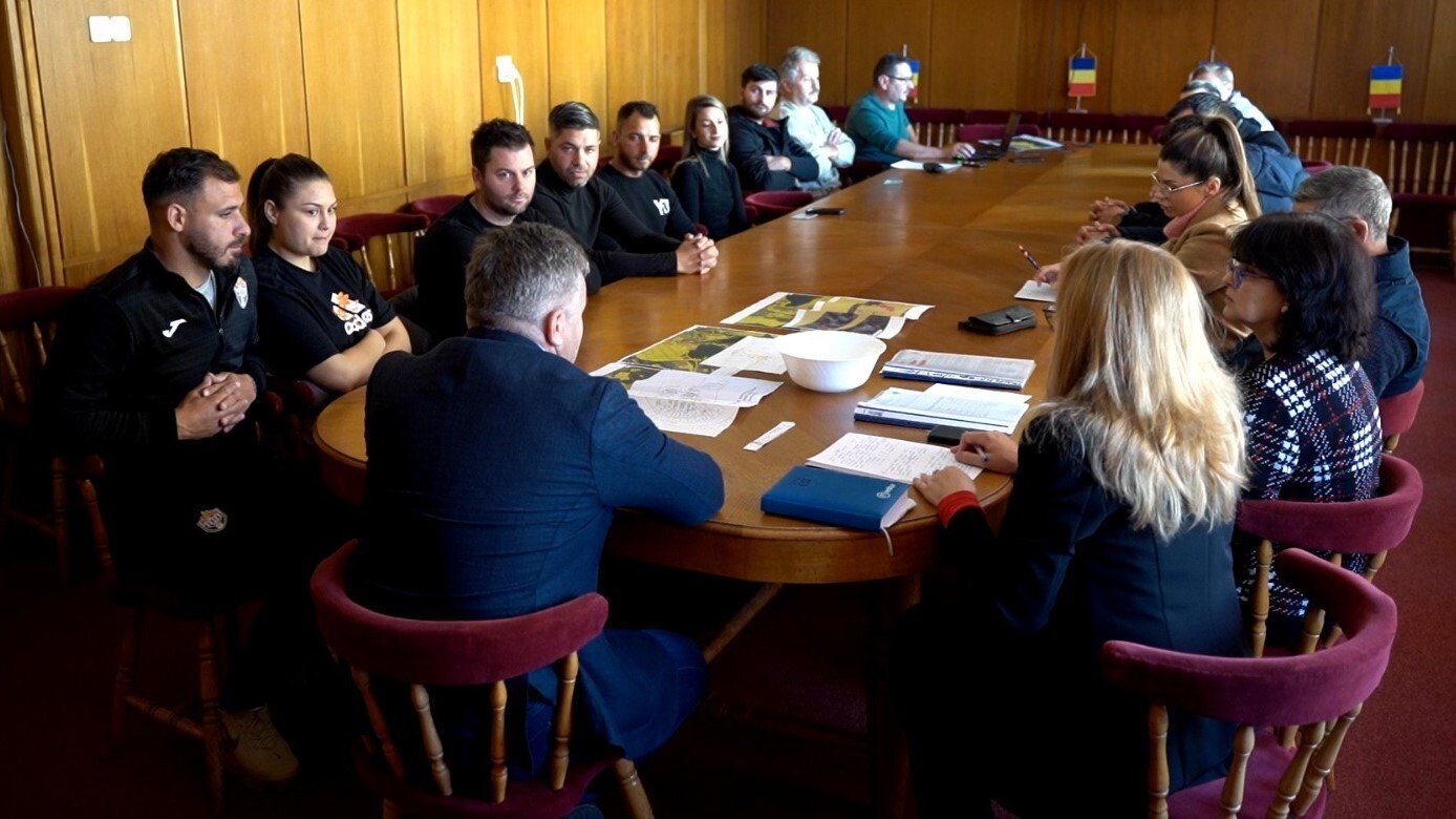 11 familii de tineri din Mediaș au primit terenuri pentru case în urma tragerii la sorți