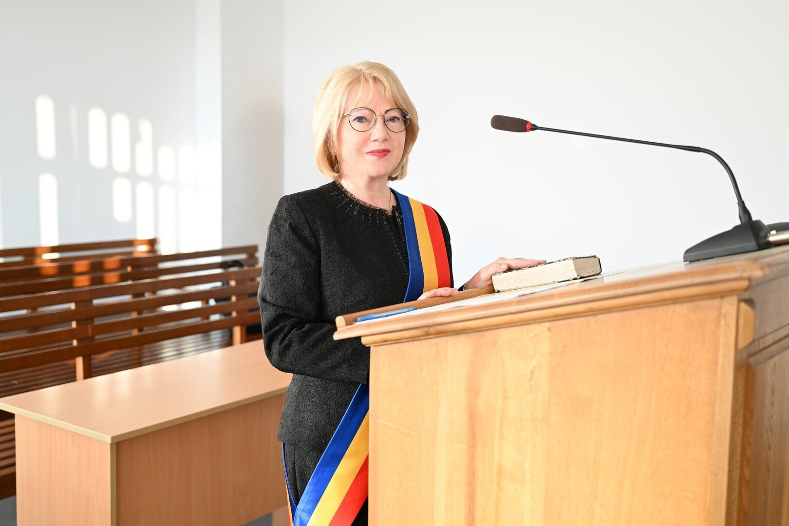 Primarul Astrid Fodor depune jurământul, în contextul deciziei privind jocurile de noroc din Sibiu
