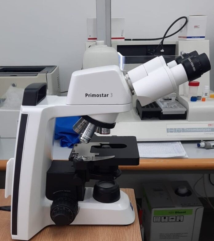 Microscop într-un laborator medical, folosit pentru analize medicale de pneumoftiziologie.