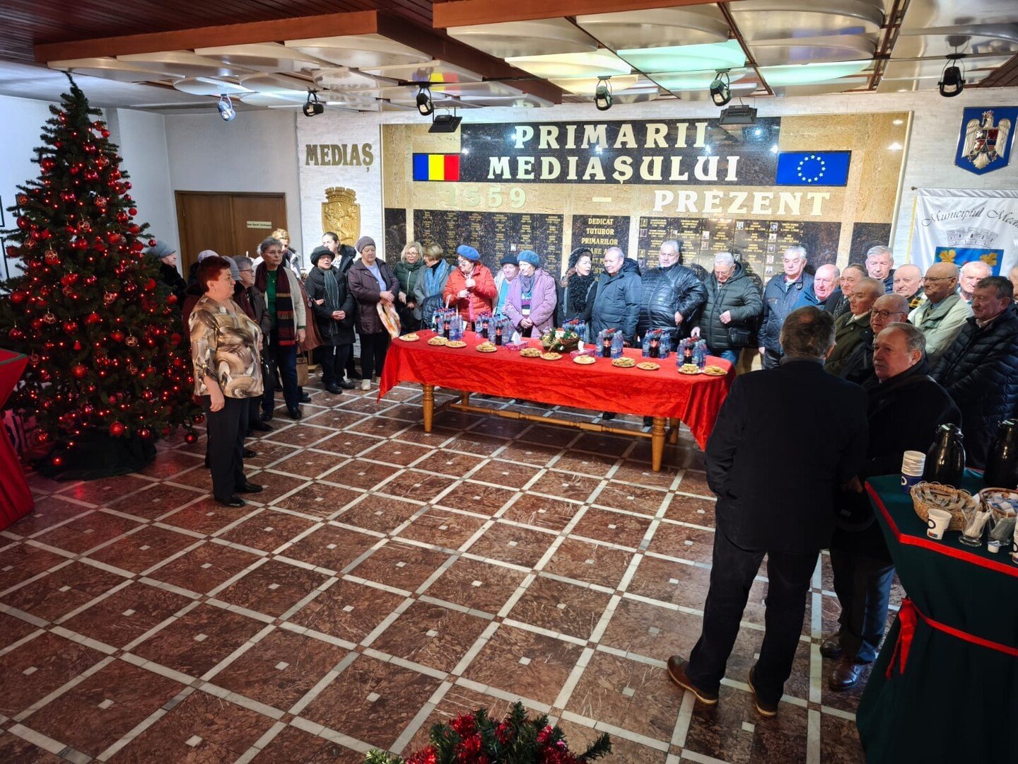 Asociațiile de pensionari au colindat la Primăria Mediaș