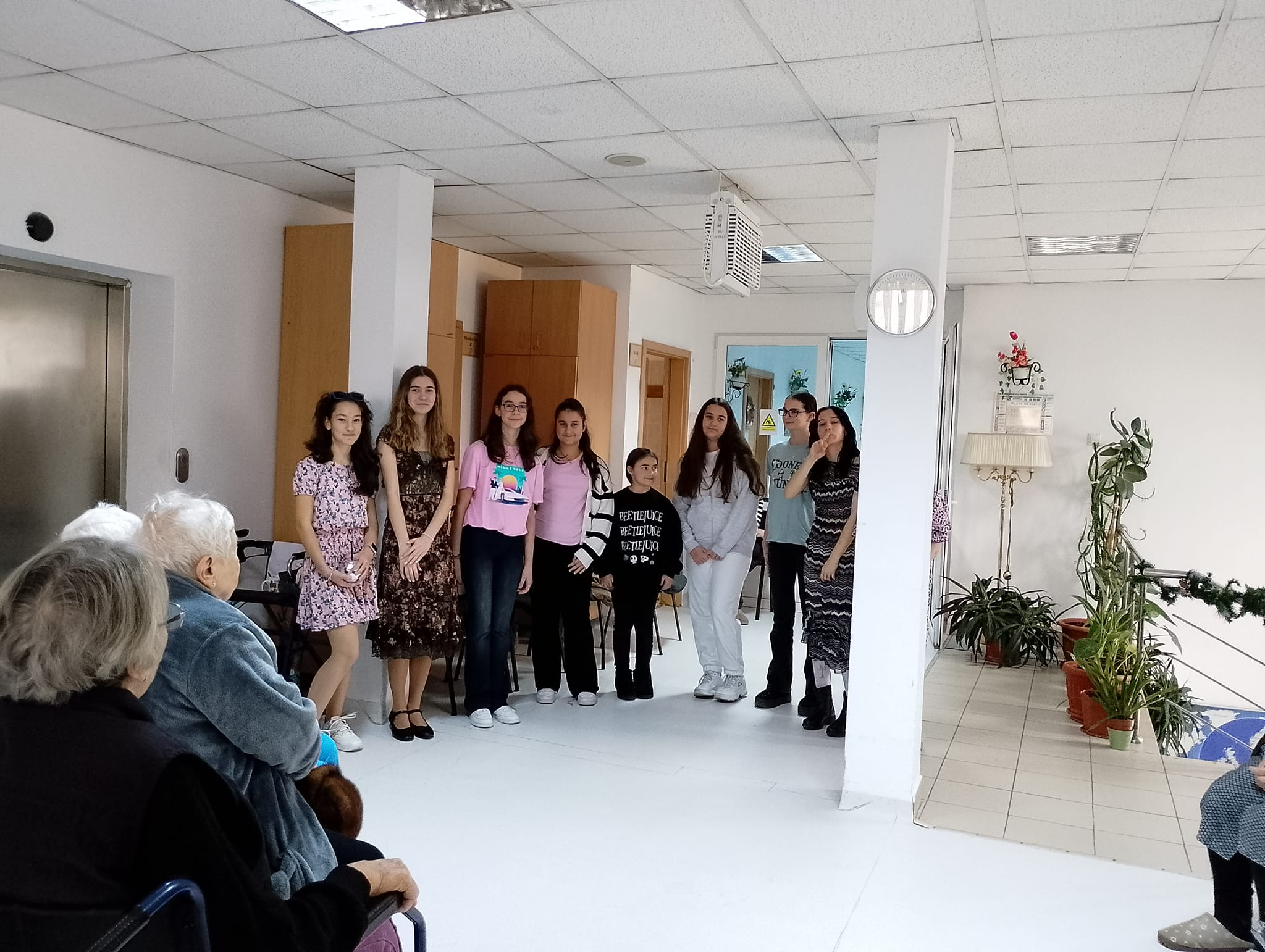 Spectacol de teatru emoționant la Unitatea de Asistență Medico-Socială Săliște, oferit de copiii talentați de la Drama Squad Sibiu