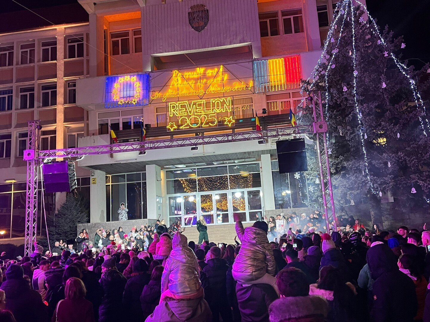 Foto: Sute de medieșeni s-au bucurat la Mediaș de surprizele pregătite cu ocazia deschiderii Târgului de Sărbători – ediția 2024
