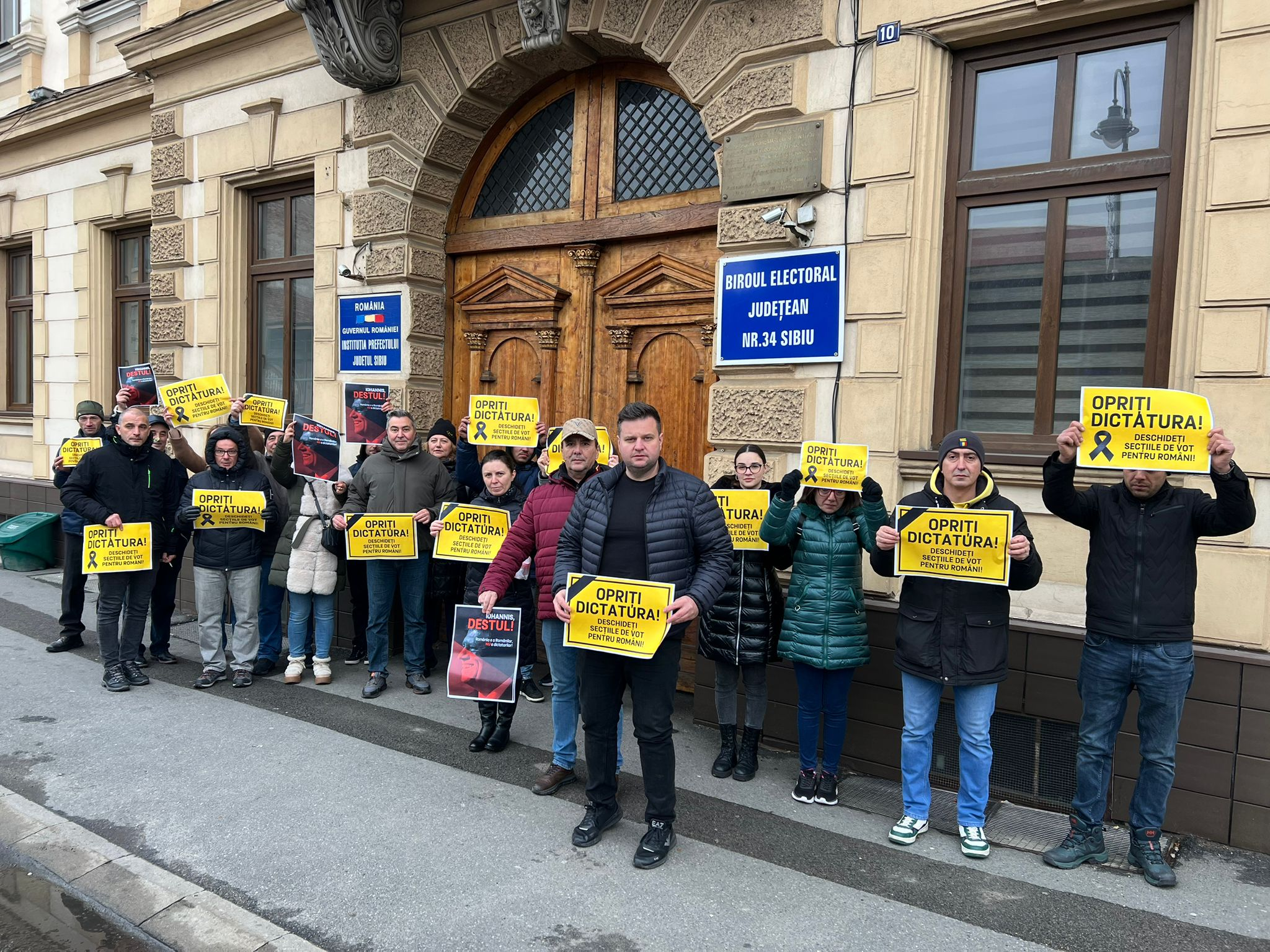 Protest al membrilor AUR la Sibiu de Ziua Constituției