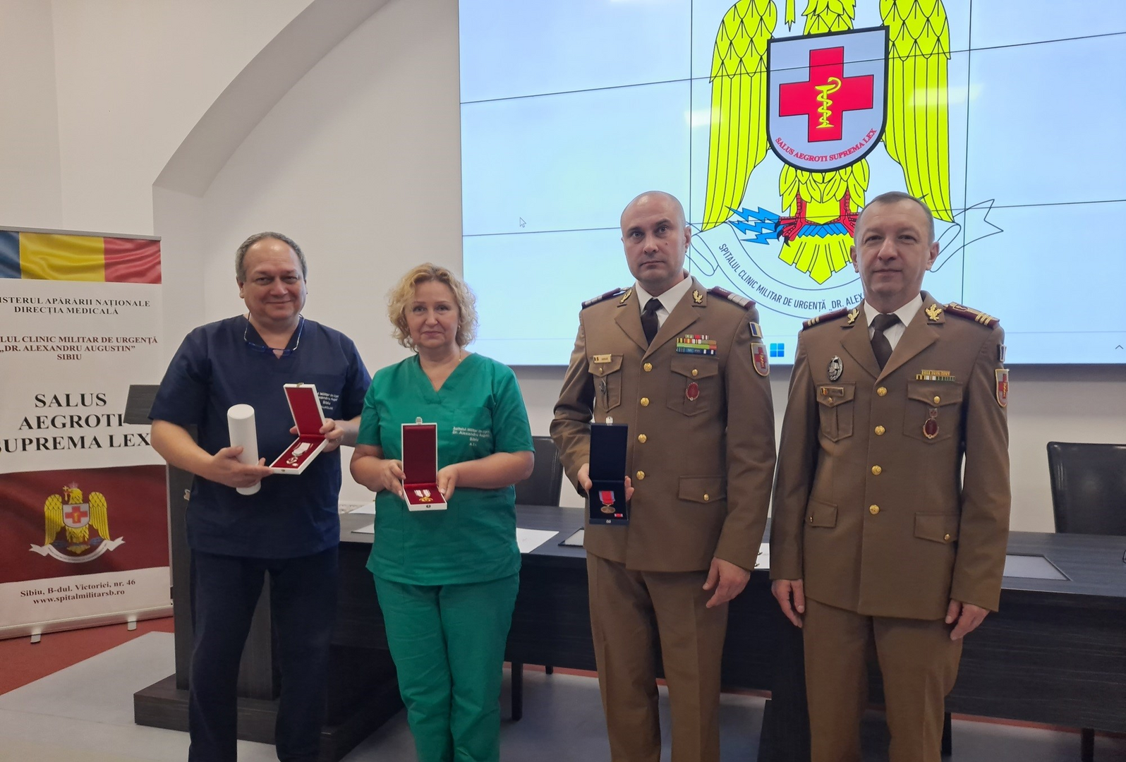 Colonelul Doru-Florian-Cornel Moga și alți trei membri ai Spitalului Militar Sibiu, decorați de Președintele Iohannis pentru contribuții excepționale