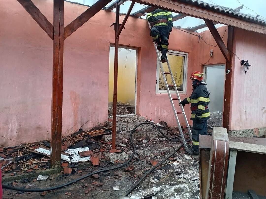 Au pierdut totul într-un incendiu. O familie cu doi copilași din Valchid&nbsp;are nevoie de ajutor