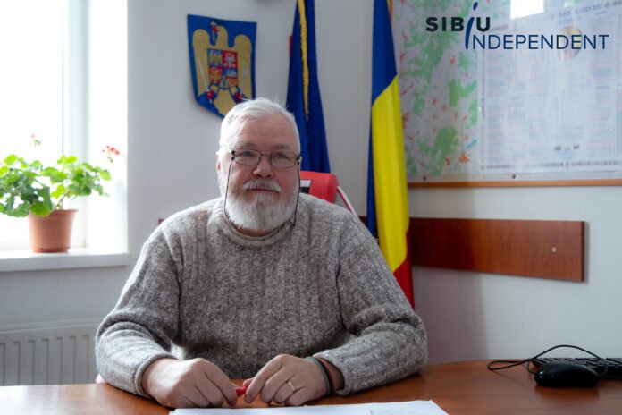 Interiorul unui cămin cultural tradițional românesc din Transilvania, înainte de modernizare