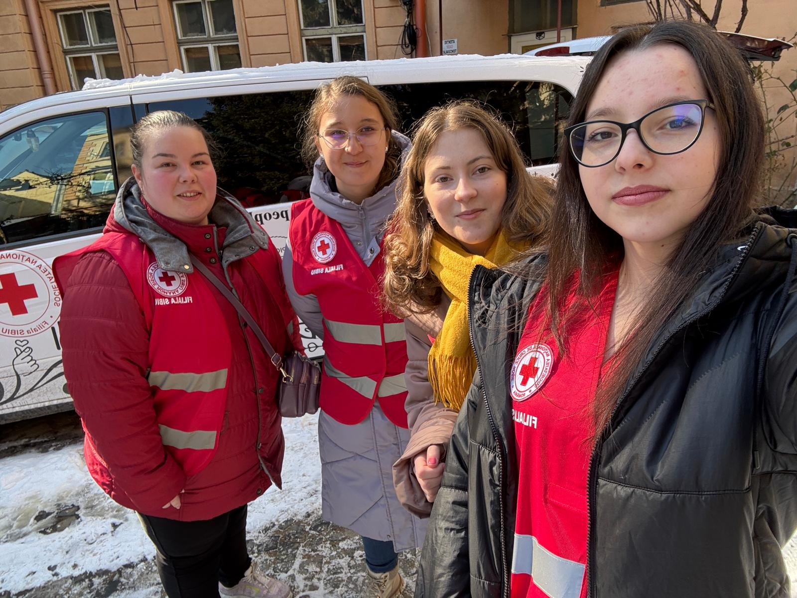 Crucea Roșie Sibiu a oferit, cu sprijinul comunității, alimente familiilor aflate în situații dificile