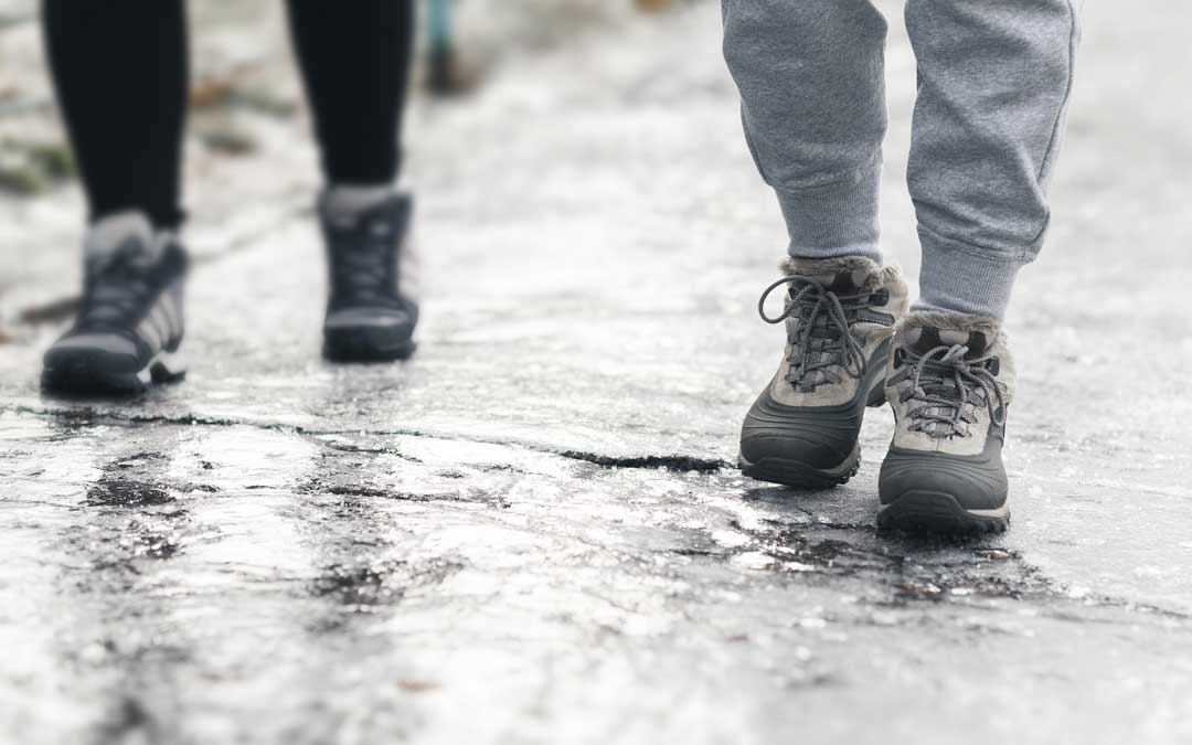 Gheața le-a dat de furcă sibienilor. 14 cazuri de fracturi și traumatisme în ultimele două zile