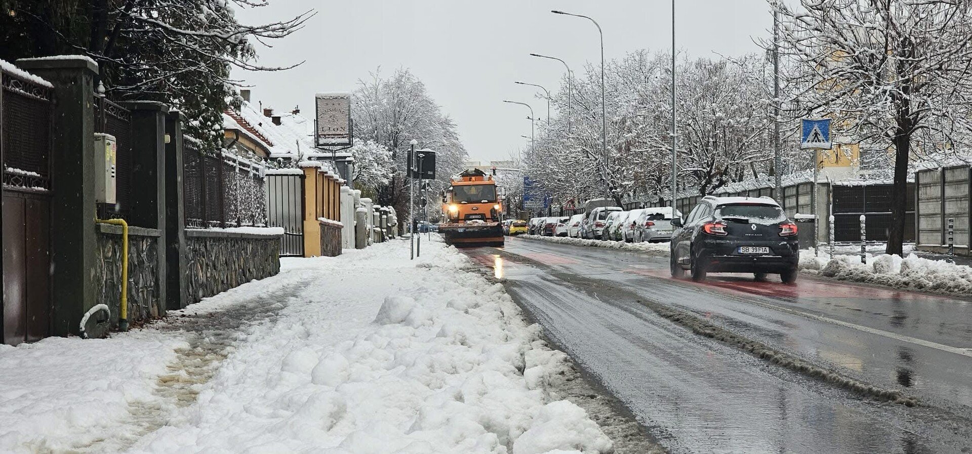 Străzile din Sibiu și Păltiniș, curățate constant de echipele de intervenție
