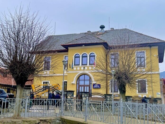 Sala de ședințe a Consiliului Local Rășinari, pregătită pentru o întrunire importantă