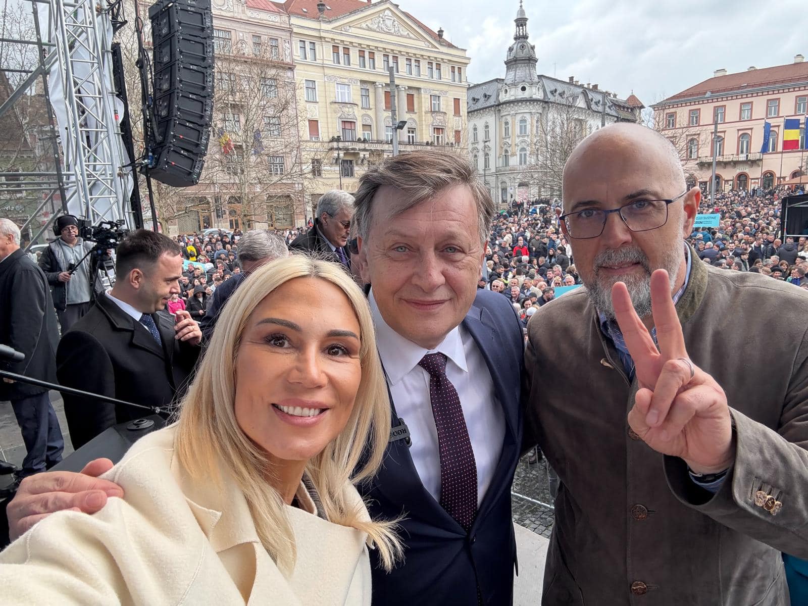 400 de liberali sibieni prezenți la Cluj la mitingul „România Înainte, cu Crin Antonescu Președinte!” (C.P.)