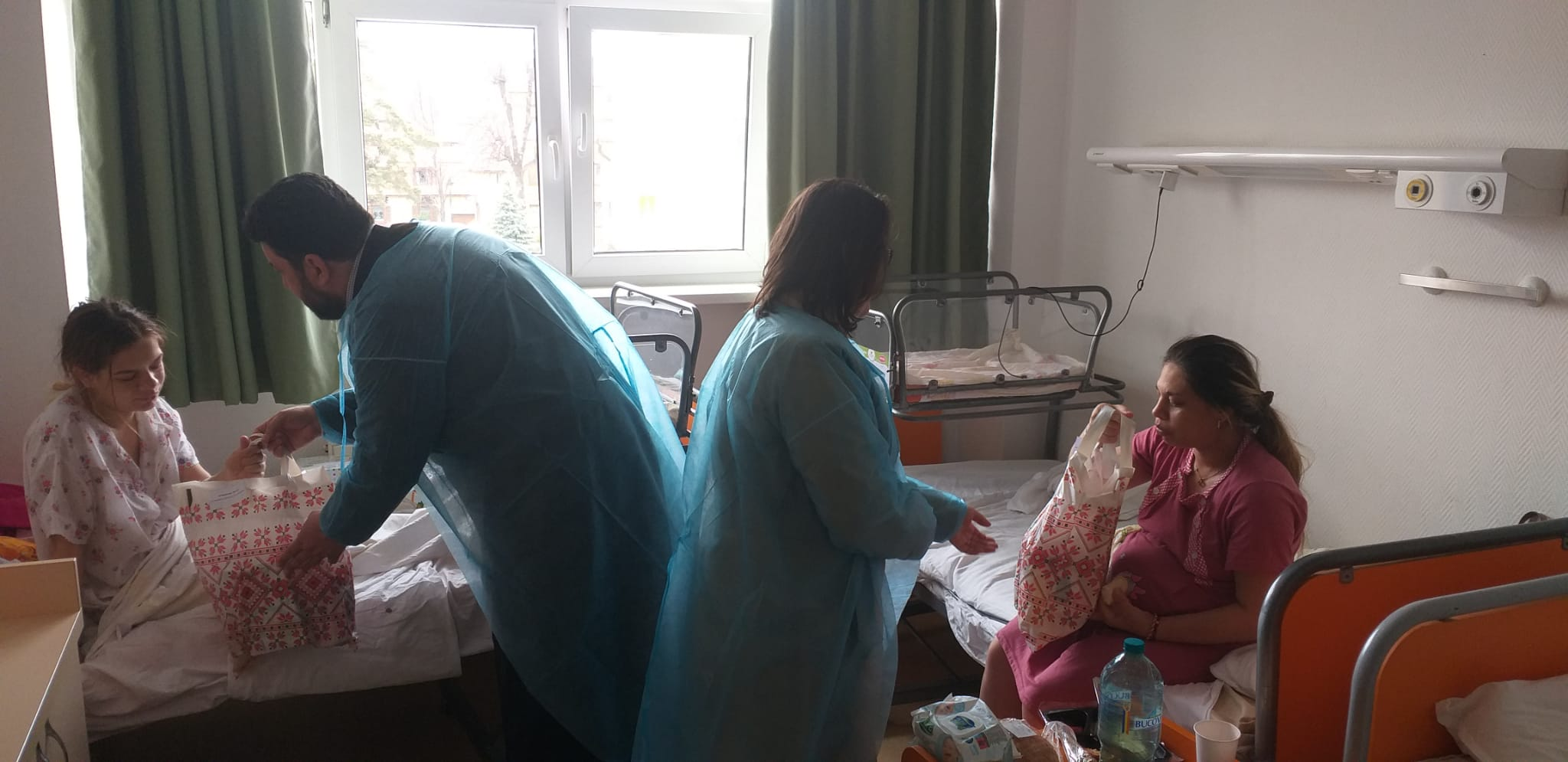 Arhiepiscopia Sibiului a sărbătorit Ziua Mamei Creștine cu daruri pentru mămicile de la Maternitatea Sibiu