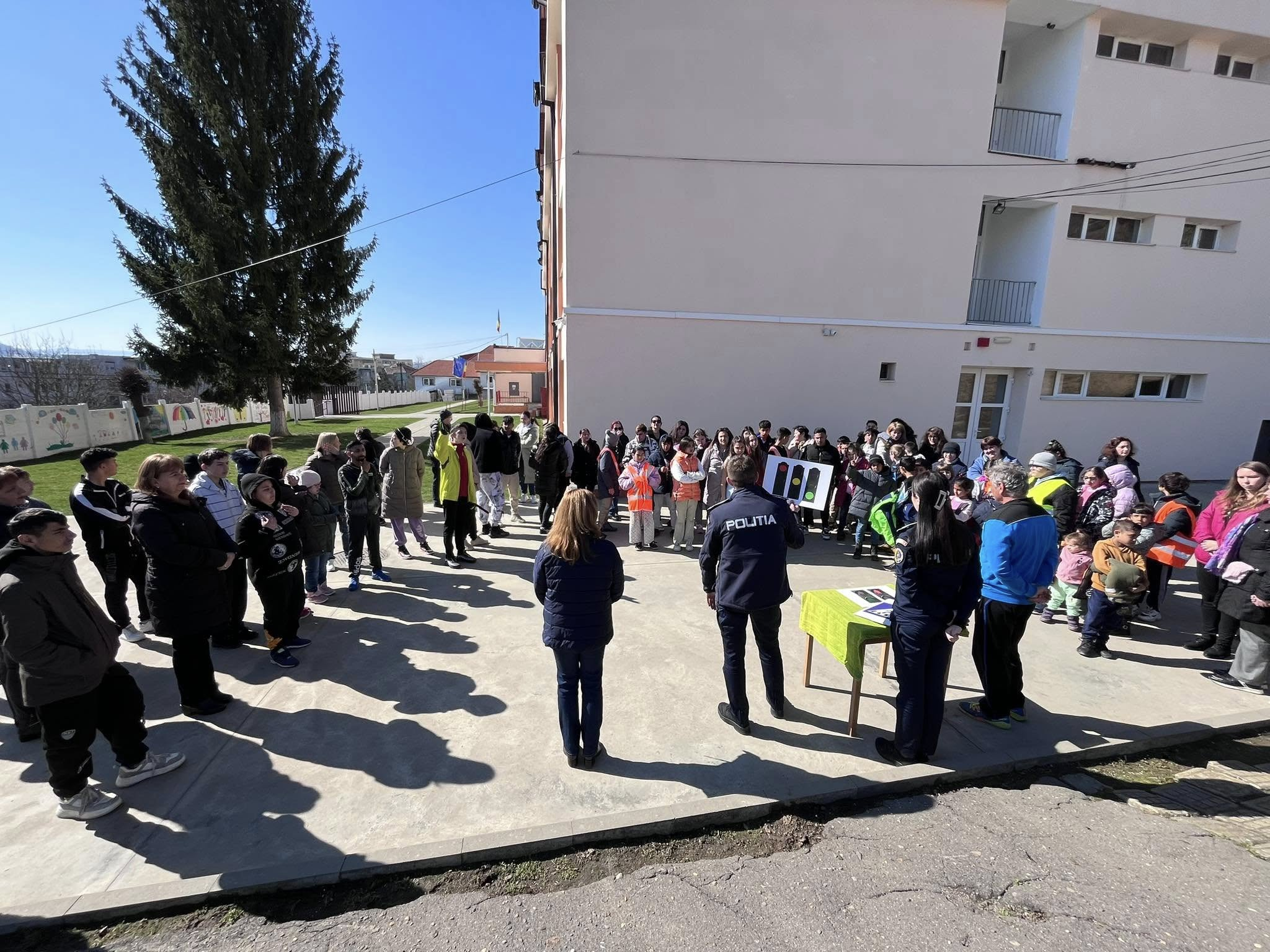 Elevii CȘEI Mediaș, lecție interactivă de siguranță rutieră alături de polițiști