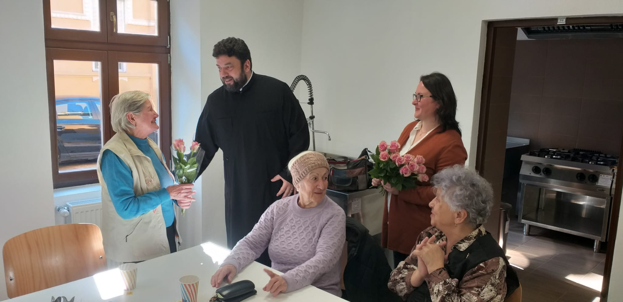 „Arhiepiscopia Sibiului și Liceul „Terezianum” au adus primăvara în sufletele vârstnicilor din Sibiu