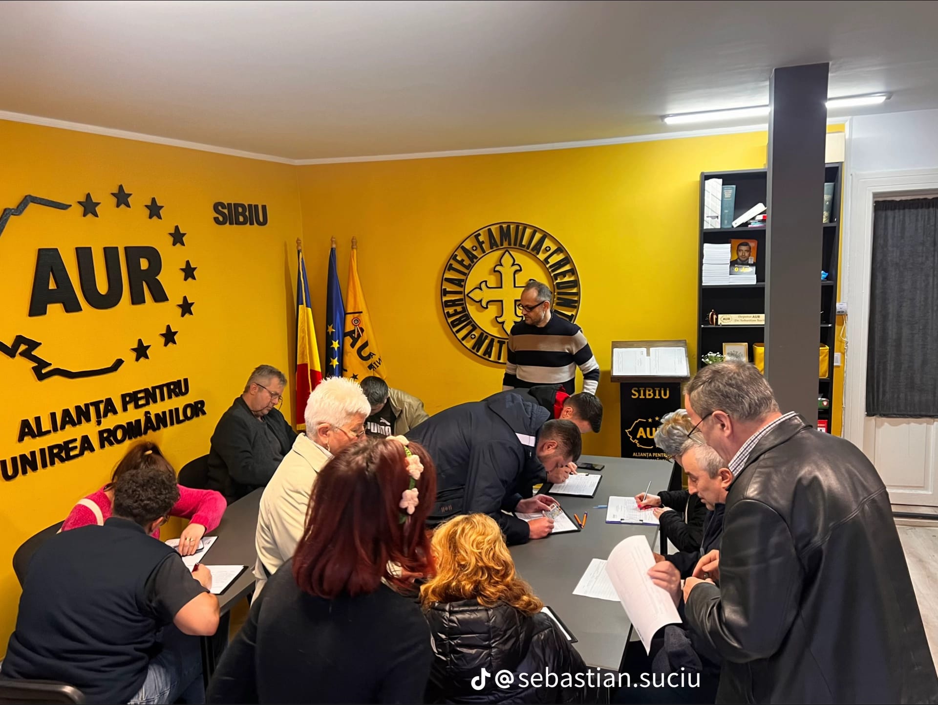 A început strângerea de semnături la sediul&nbsp;AUR&nbsp;Sibiu