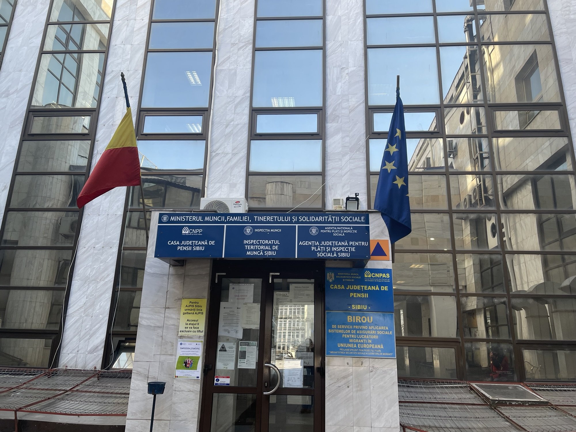 Verificare securitate muncă agricultură la ferma ITM Sibiu, inspector controlând echipamentele și condițiile de lucru