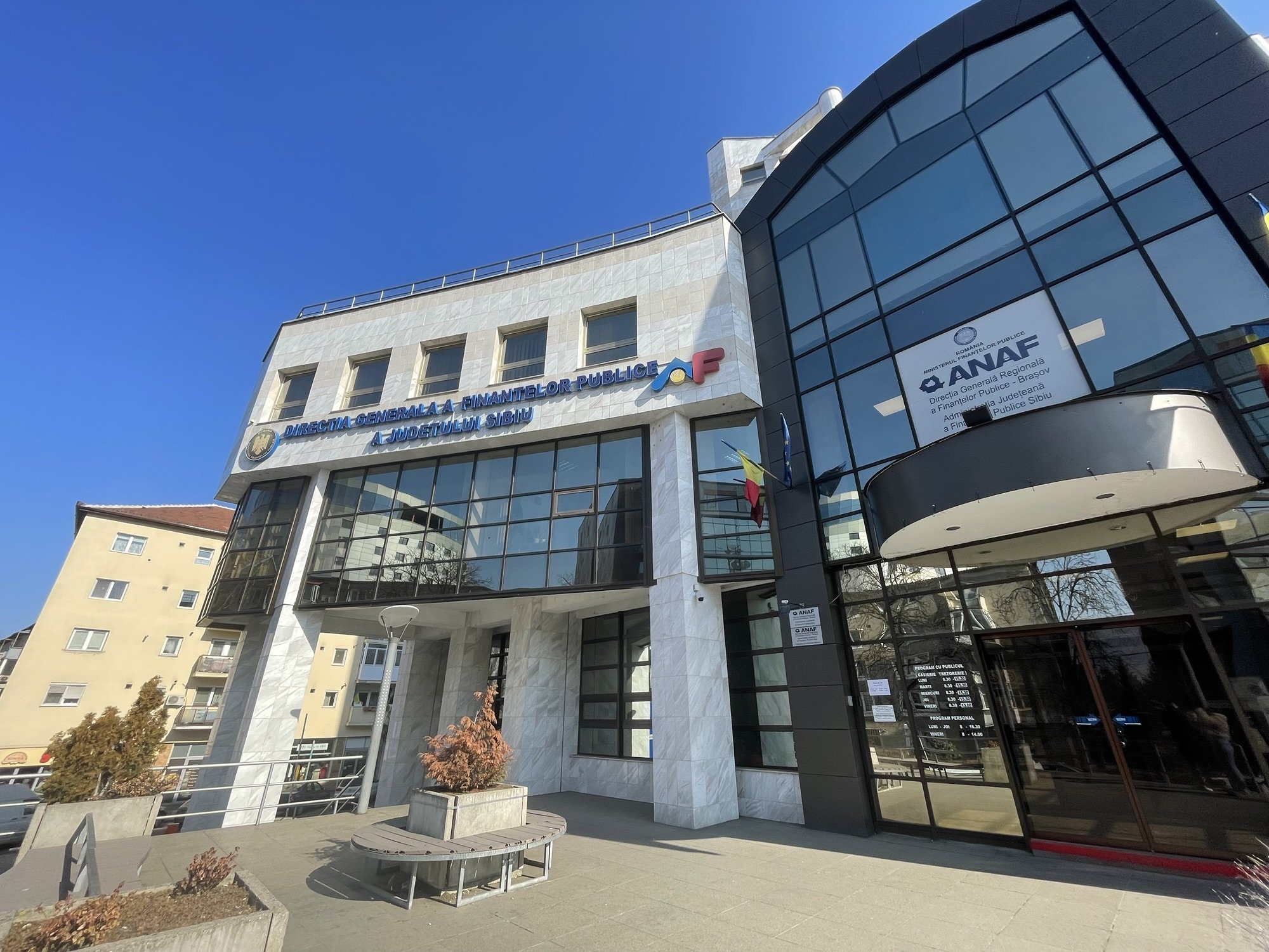Politician și reprezentant ONG discutând transparența în sectorul public și cel neguvernamental