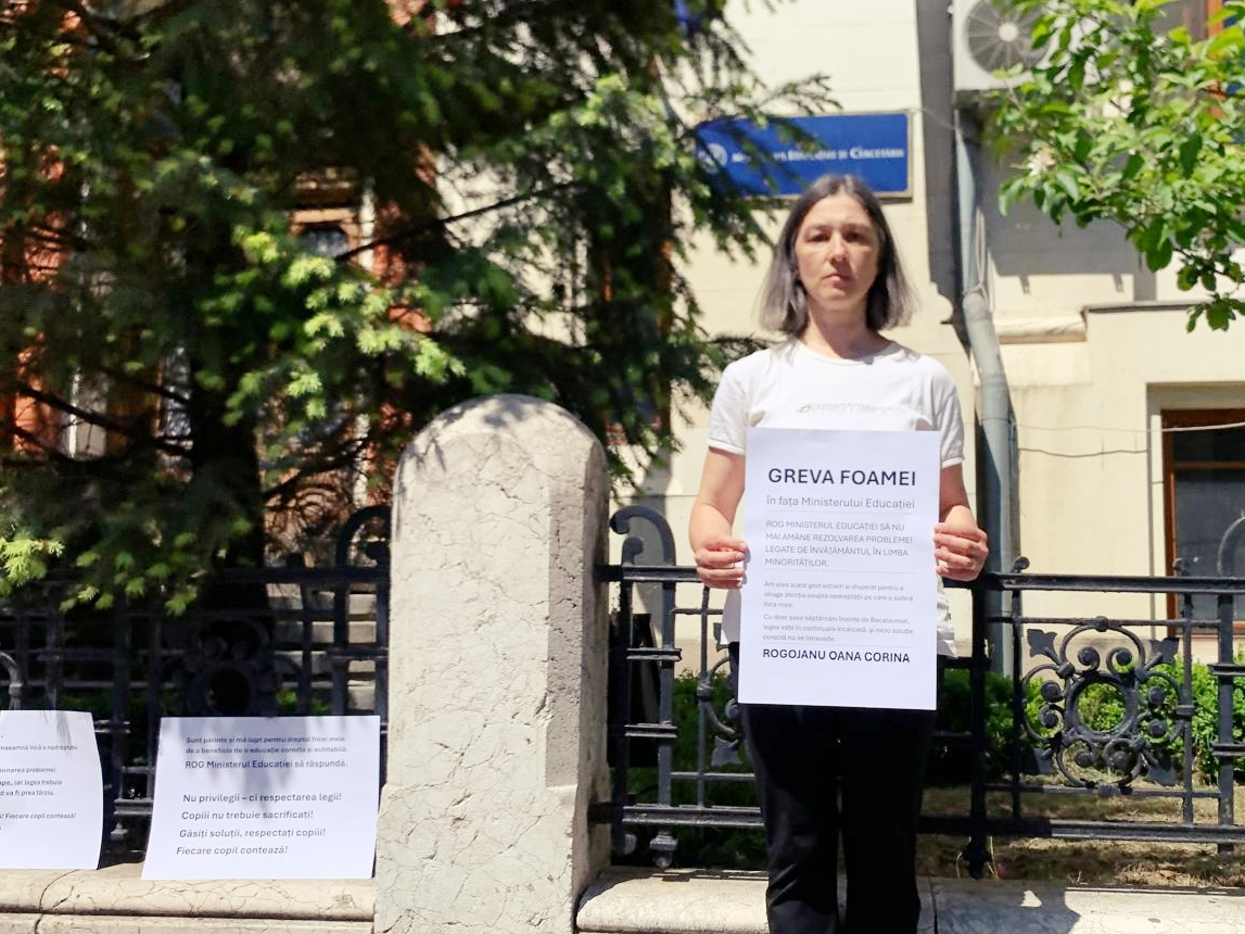 „Fiica mea contează”. O mamă din Sibiu a intrat în greva foamei pentru drepturile elevilor