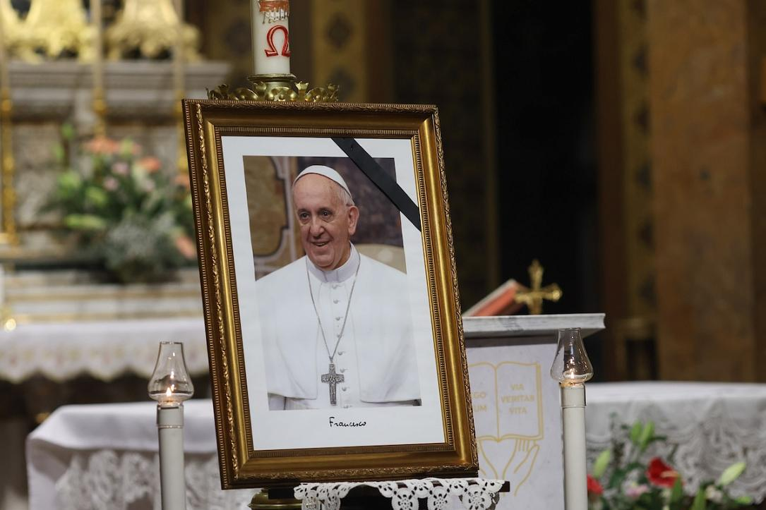 Sibiu marchează ziua de doliu național în memoria Papei Francisc