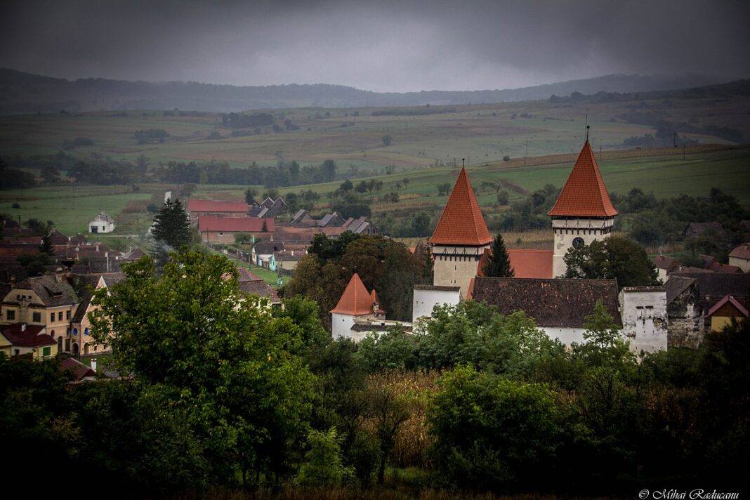 Biserica_fortificată_din_Dealu_Frumos,_vazuta_de_pe_Dealul_Frumos_01