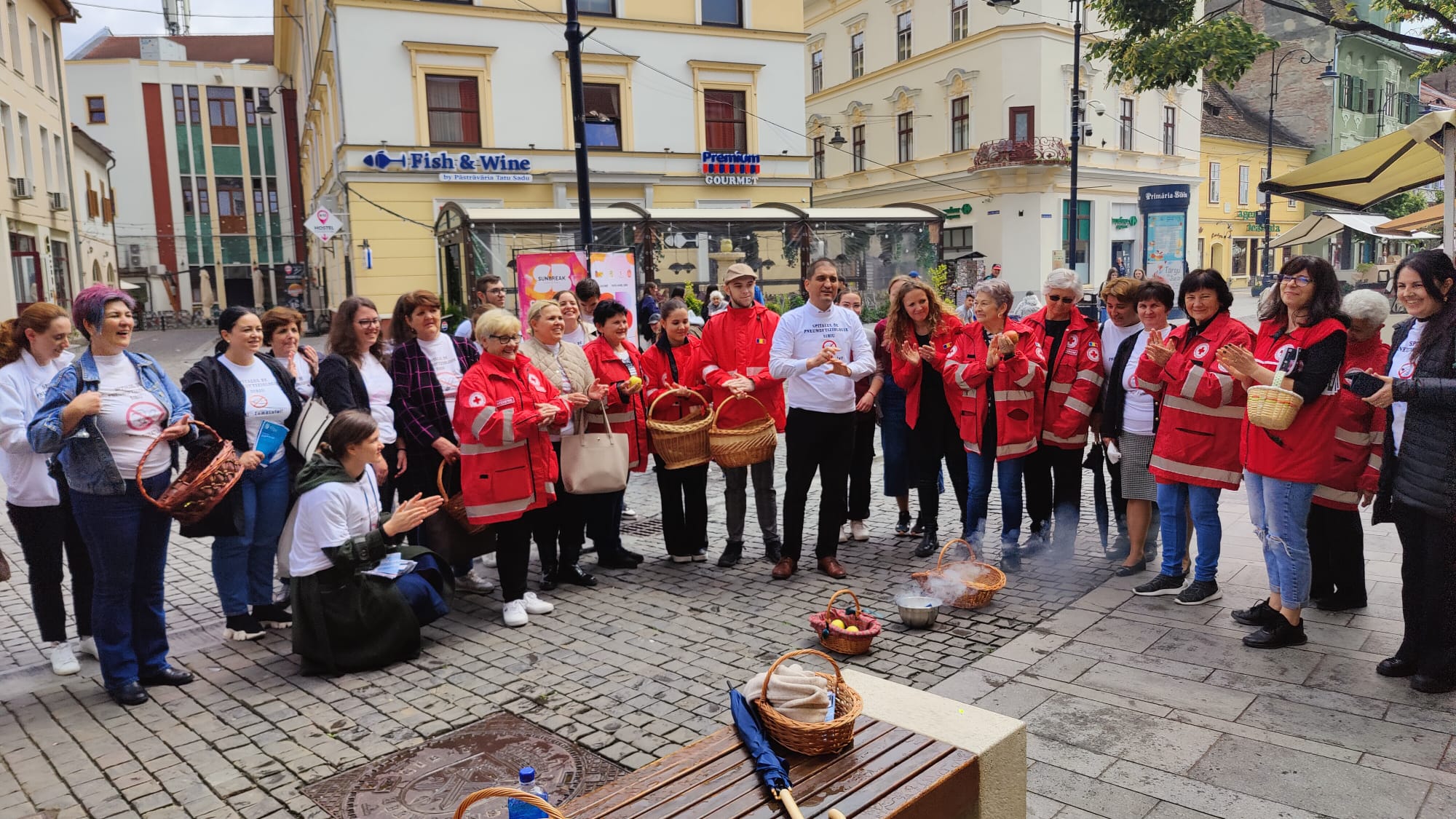 Zeci de kilograme de mere împărțite fumătorilor, pe pietonala Bălcescu din Sibiu