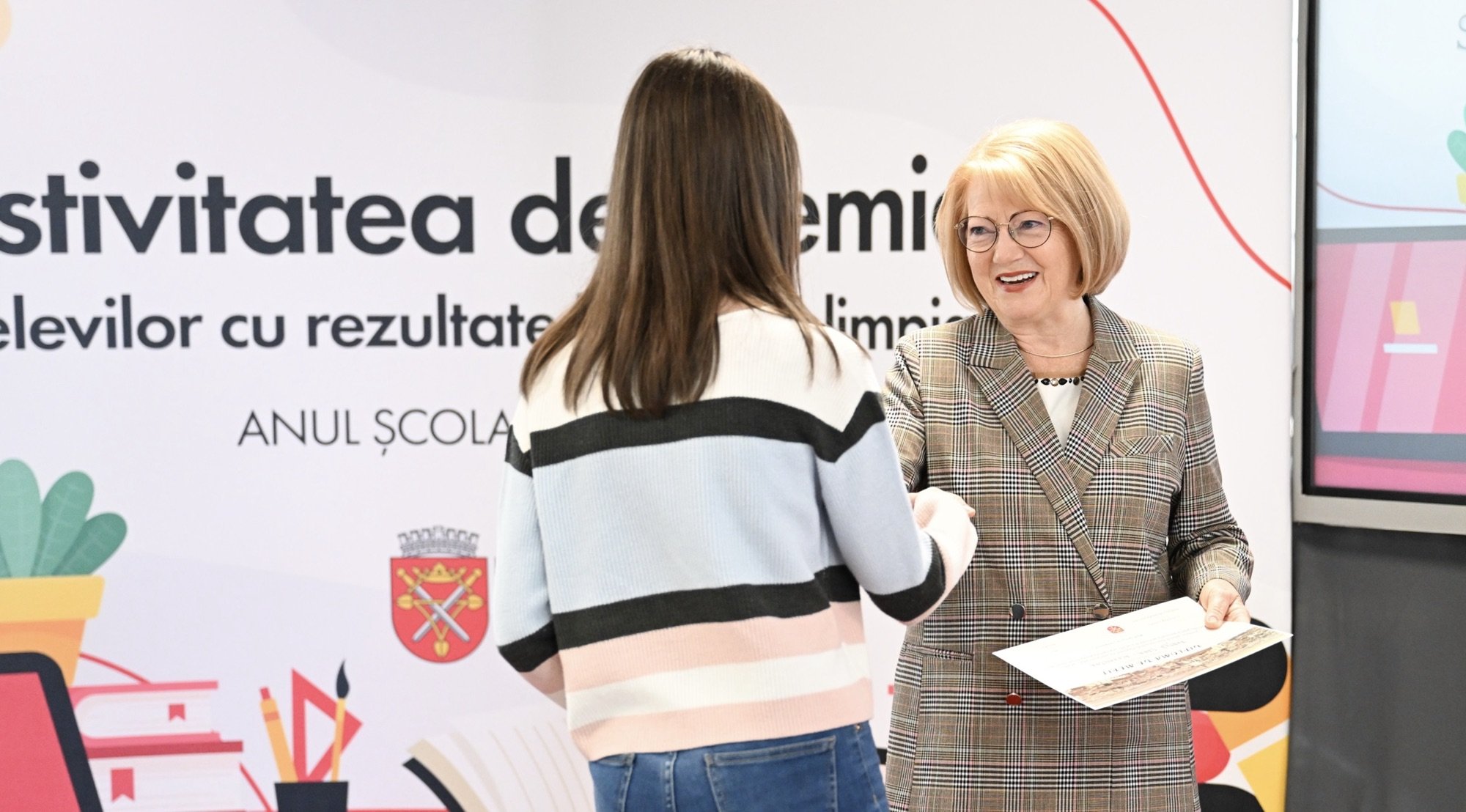 Primăria Sibiu a acordat 454 de premii elevilor cu rezultate la olimpiadele școlare