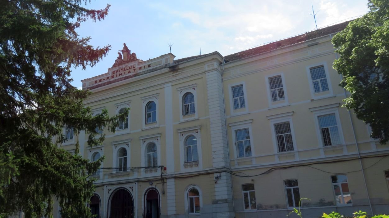 Clădirea principală a Spitalului de Psihiatrie Sibiu, cu fațada istorică și grădini