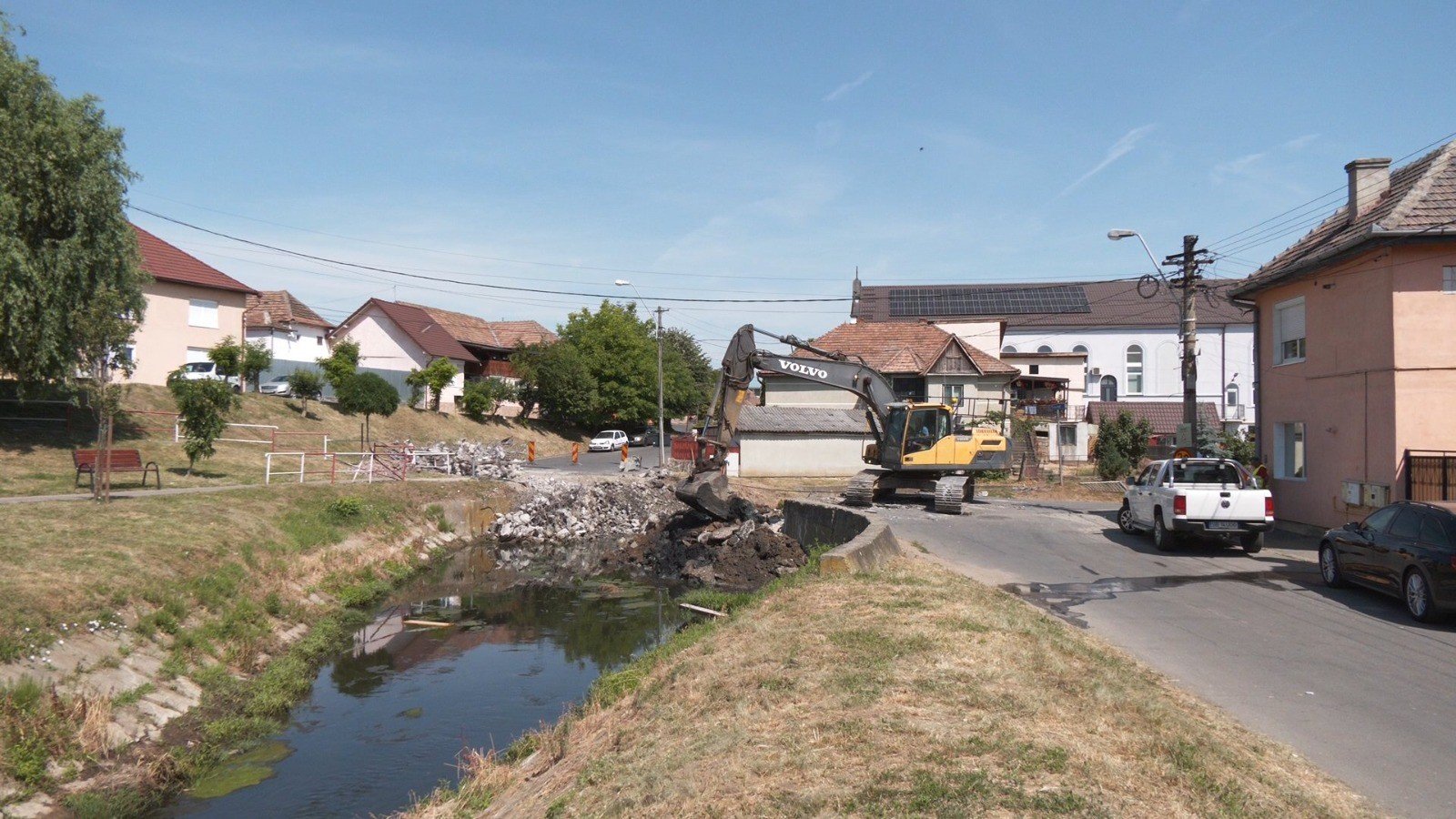 Continuă lucrările de reabilitare pe strada Valea Adâncă din Mediaș: cetățenii sunt încurajați să folosească rute ocolituare!