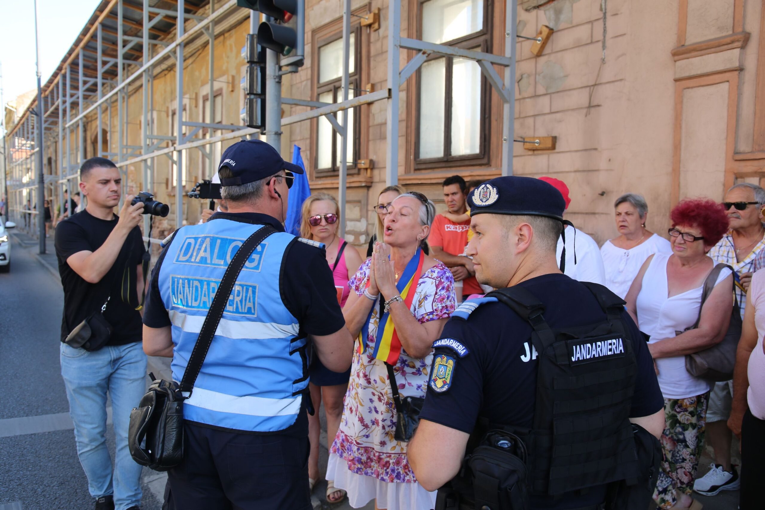 Protest AUR la Sibiu: „Să plece hoții, să vină patrioții!” – Peste 150 de persoane în fața Prefecturii