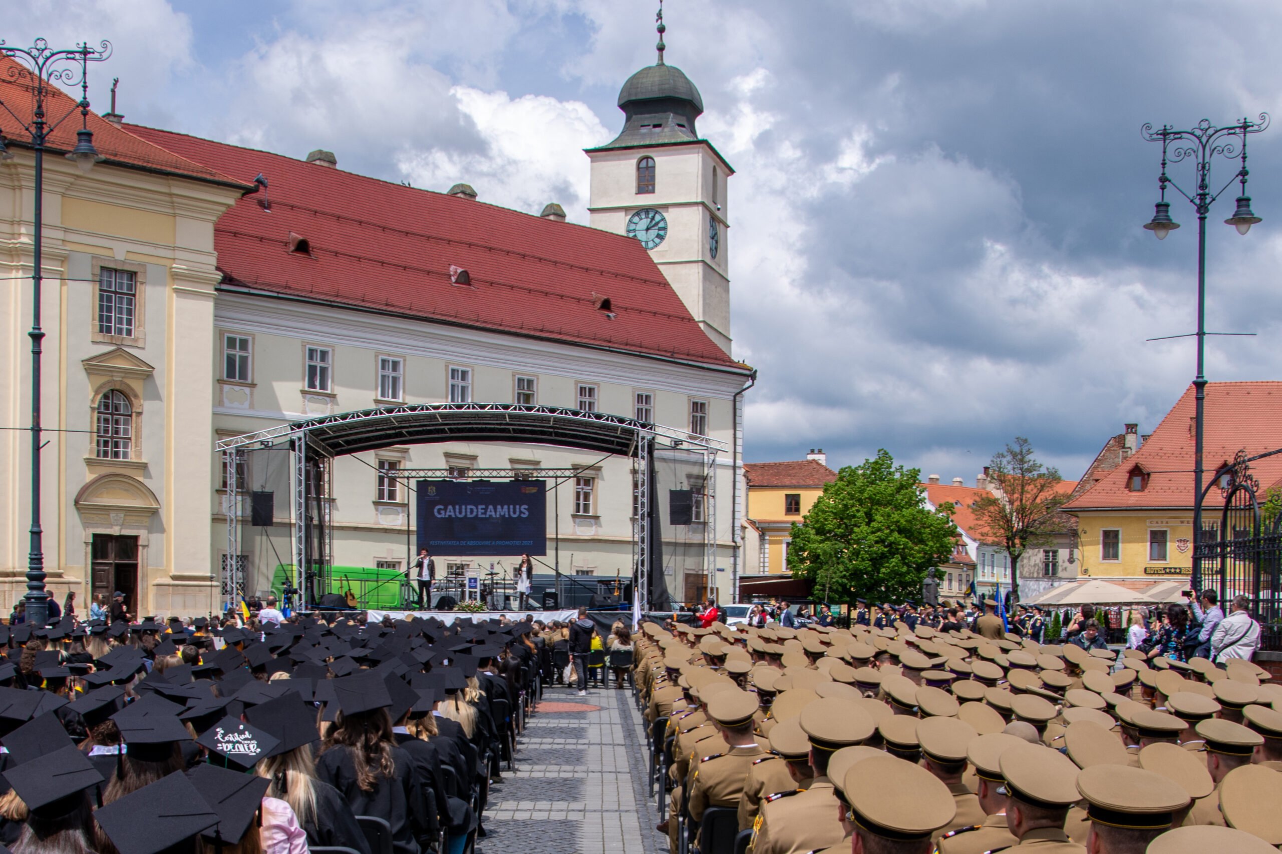 Gaudeamus 2025: Piața Mare găzduiește emoția finalului de facultate pentru studenții AFT și ULBS