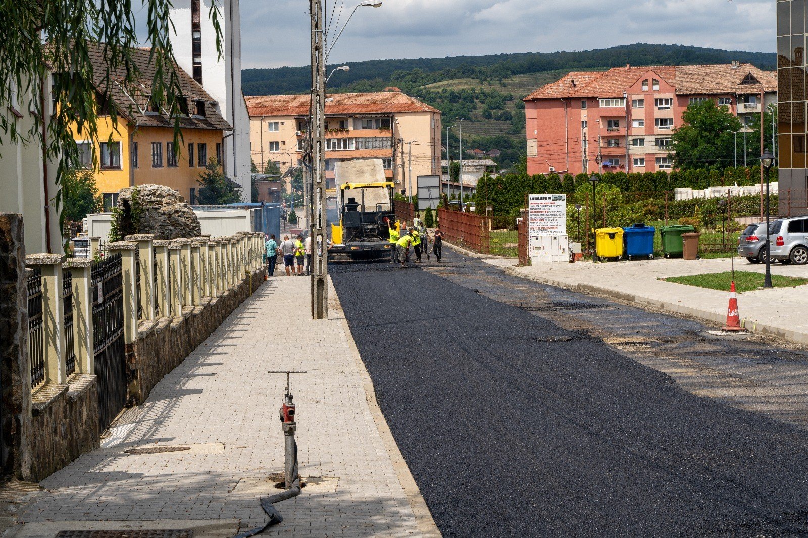 Strada Sticlei din Mediaș este asfaltată după lucrările de reabilitare a rețelelor de apă și canalizare