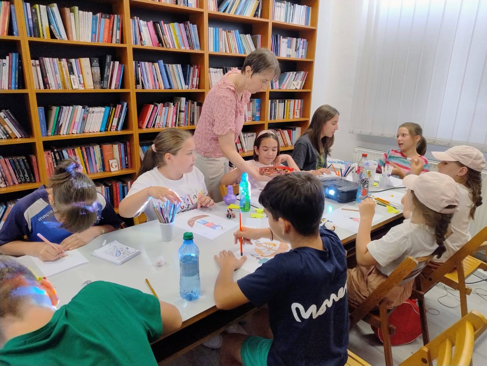 Copiii din Sibiu trăiesc vara prin lectură, joc și aventură la Filiala Vasile Aaron a Bibliotecii ASTRA