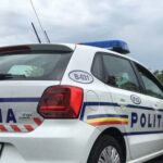 Polițist român controlând un vehicul, în contextul unei acțiuni împotriva conducerii sub influența alcoolului.