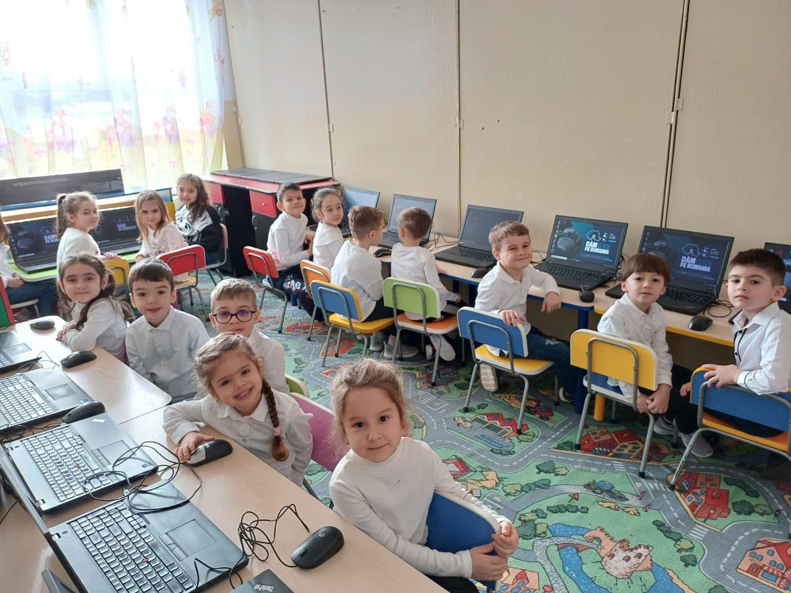 Trei asociații din Sibiu primesc calculatoare recondiționate prin programul „Dăm Click pe România 2025”